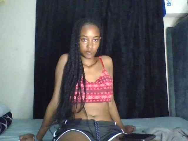 Sexypetiteher webcam