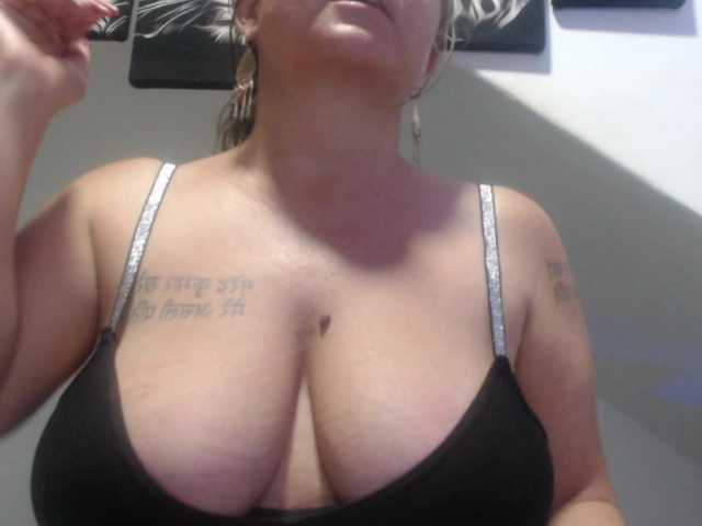 DeboraCienfuegos25's BongaCams show and profile