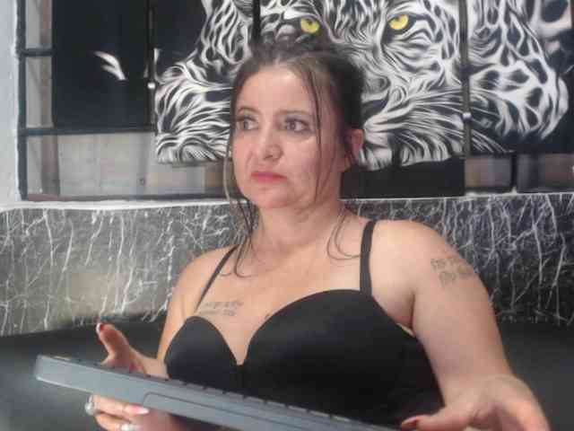 DeboraCienfuegos25 webcam