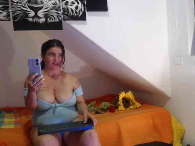 DeboraCienfuegos25 webcam