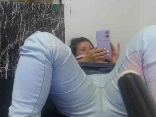 cam chatting DeboraCienfuegos25