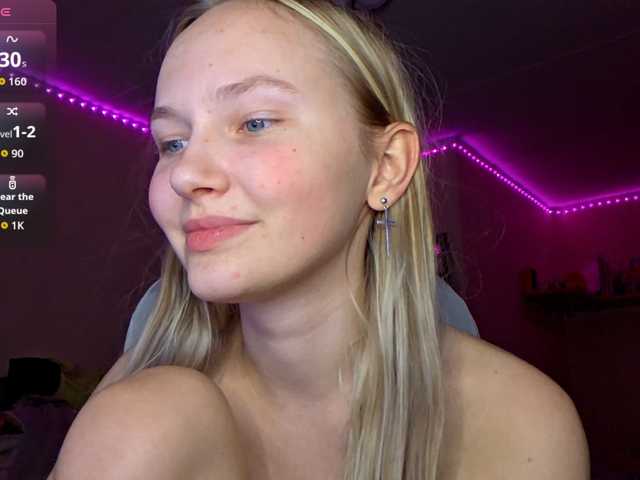 MilagroKailey — Hello my kittens! let's have some fun! Show my perfect feet!! @remain  @sofar   @total. 