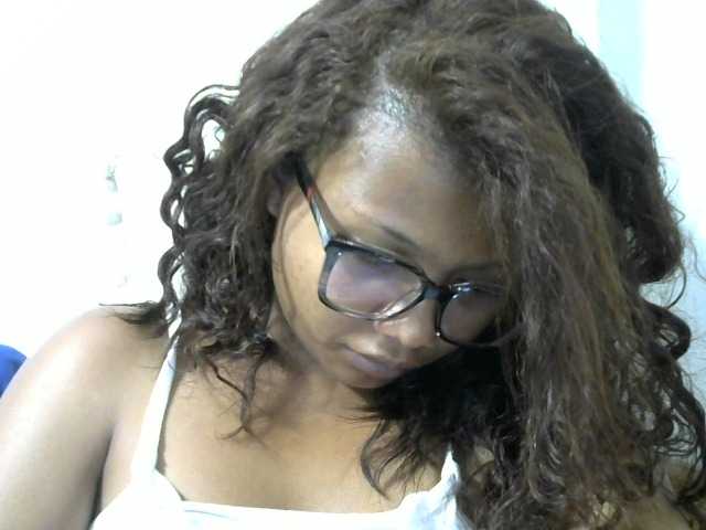 le modèle Anelah est en webcam porno dans un show sur le site bongacams, il possède les tags suivants: Ebony,Brunette,Shaved