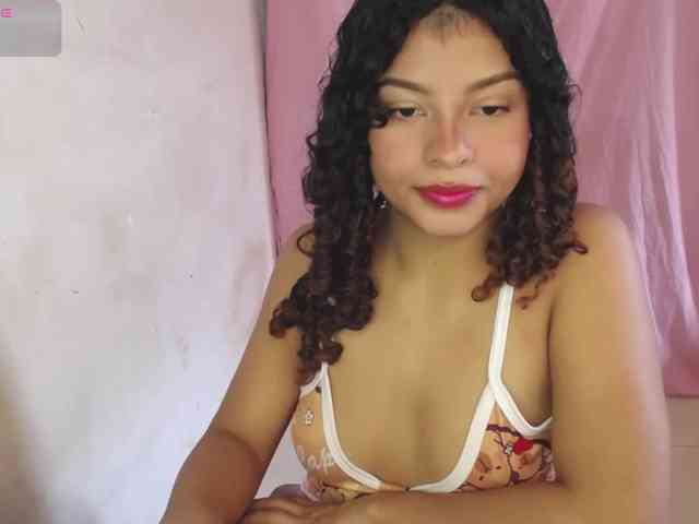 LuluPeach069 webcam