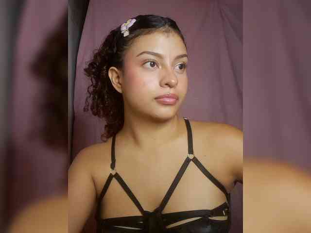 LuluPeach069 webcam