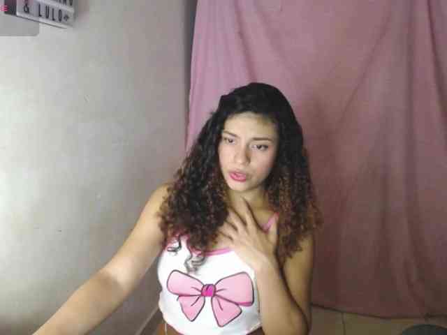 LuluPeach069 webcam