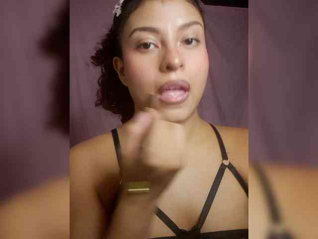 LuluPeach069 webcam