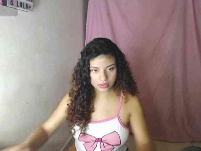 LuluPeach069 webcam