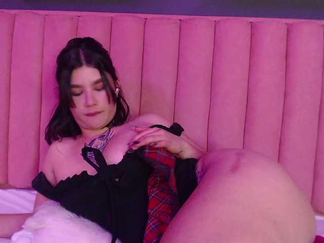 SkyeBela's BongaCams show and profile