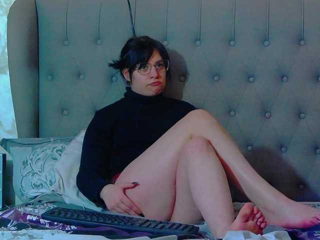 le modèle MadelynVelure est en webcam porno dans un show sur le site bongacams, il possède les tags suivants: White/Caucasian,Brunette,Shaved