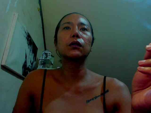 xHugeTsDollx Live Webcam on BongaCams