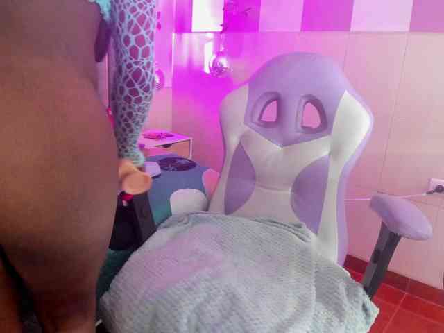 anisha-zambrano webcam