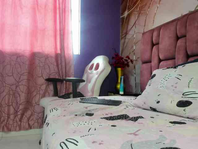 anisha-zambrano webcam