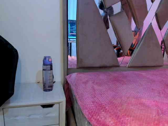 anisha-zambrano webcam