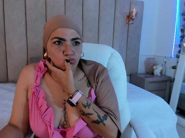 naylaa-'s BongaCams show and profile