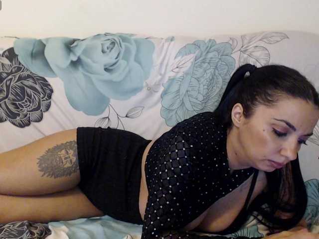 Riri-Mojo-92's BongaCams show and profile