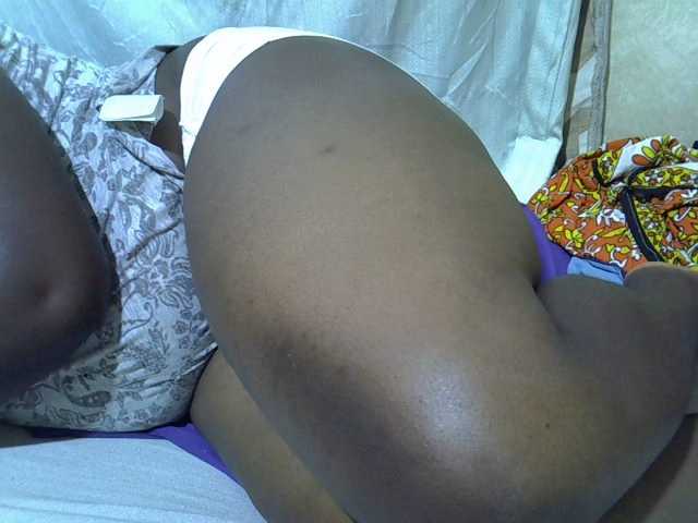 le modèle Ebonypussyy1 est en webcam porno dans un show sur le site bongacams, il possède les tags suivants: Ebony,Brunette,Hairy