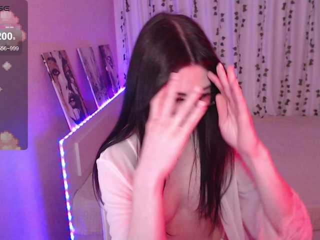 Stephanie-Diaz live room