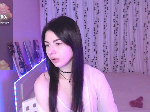 Stephanie-Diaz live room