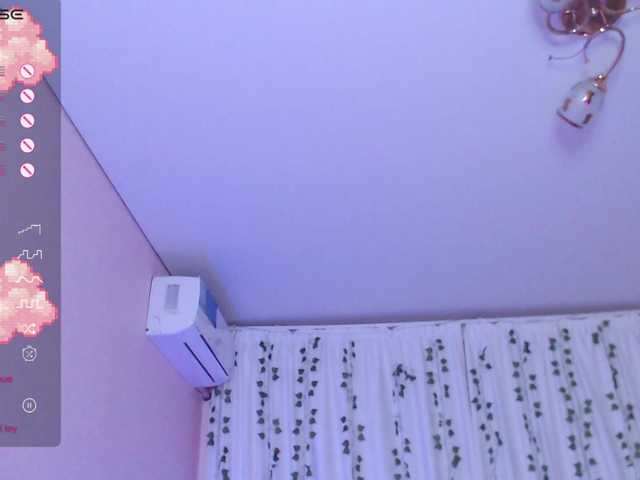 Stephanie-Diaz live room