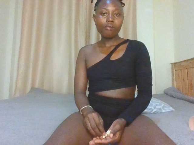 Naughtyqueen001 webcam