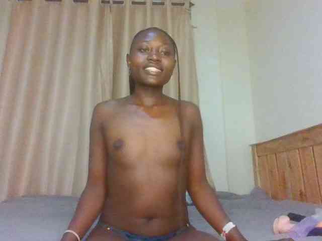 Naughtyqueen001 webcam