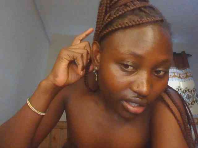 Naughtyqueen001 webcam