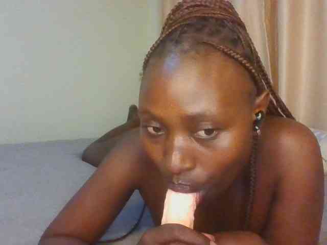 Naughtyqueen001 webcam