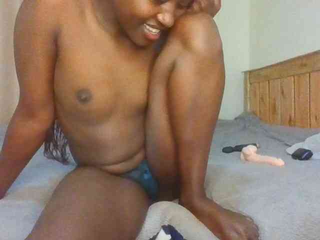 Naughtyqueen001 webcam