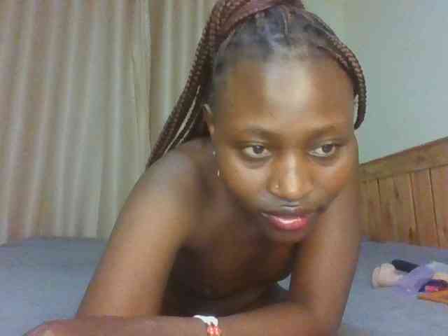 Naughtyqueen001 webcam