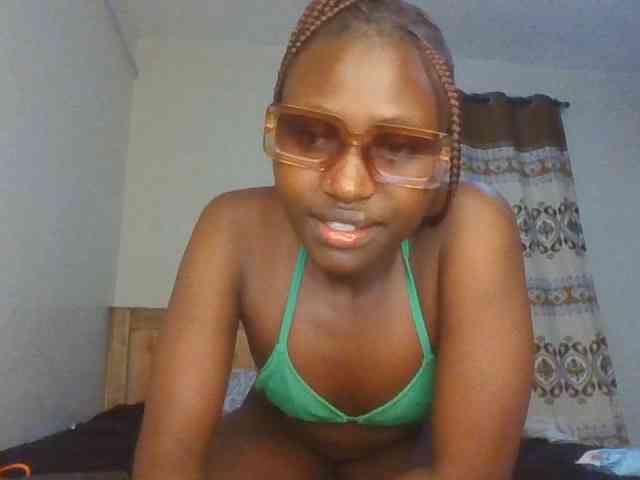 Naughtyqueen001 webcam