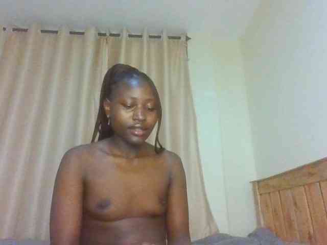 Naughtyqueen001 webcam