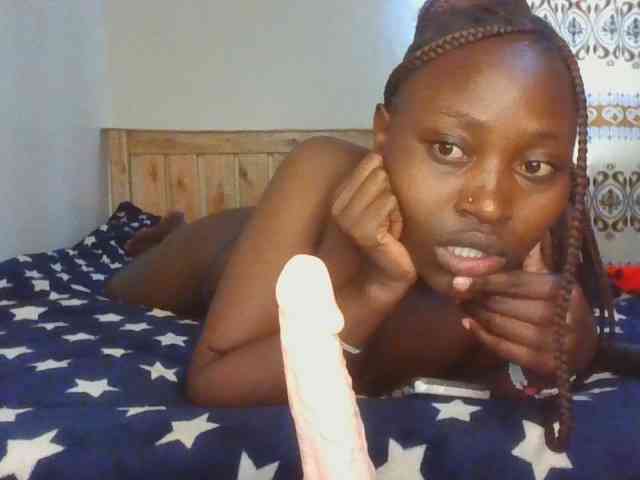 Naughtyqueen001 webcam