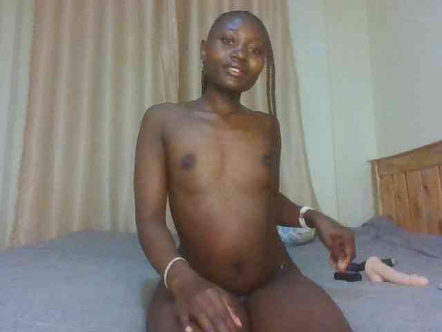 Naughtyqueen001 webcam