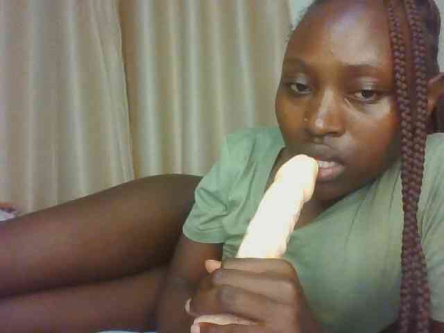 Naughtyqueen001 webcam