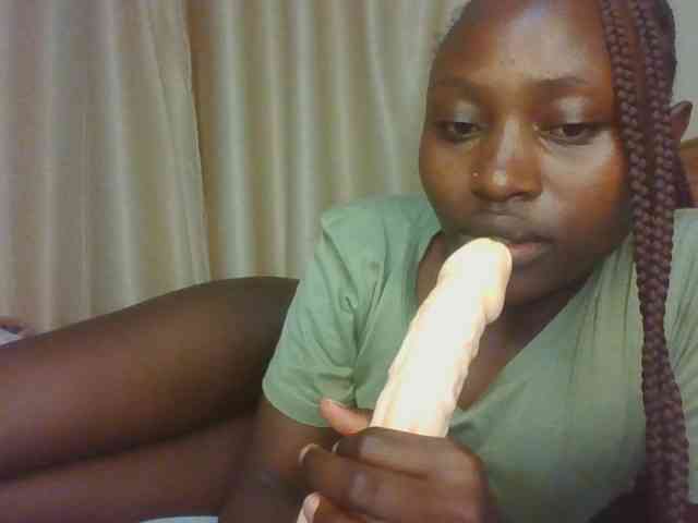 Naughtyqueen001 webcam