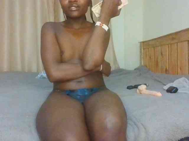 Naughtyqueen001 webcam