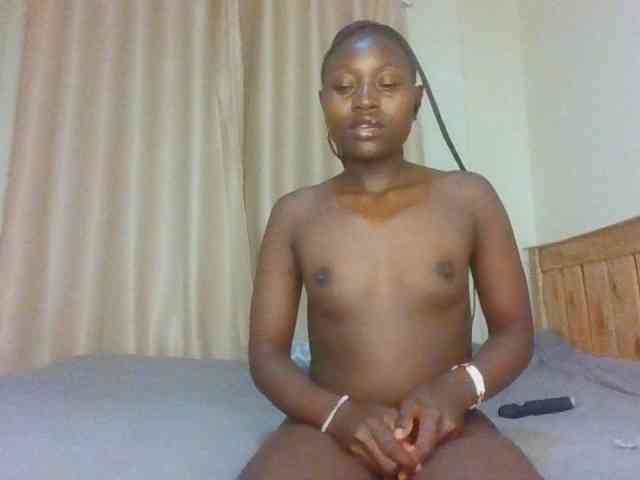 Naughtyqueen001 webcam