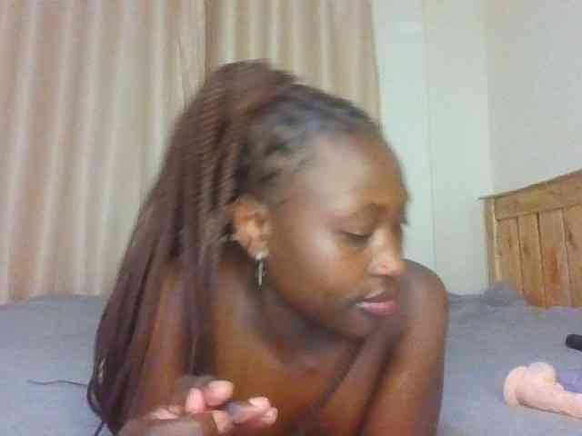 Naughtyqueen001 webcam