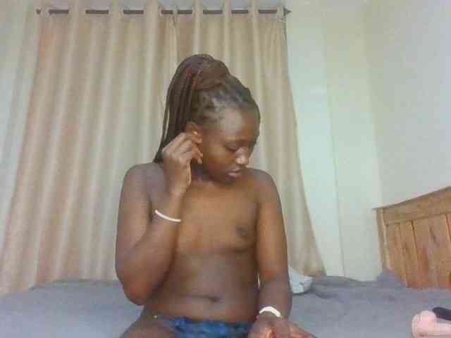 Naughtyqueen001 webcam