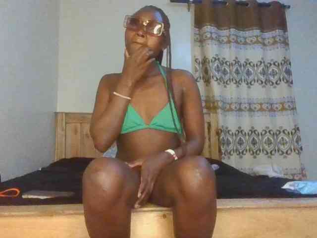 Naughtyqueen001 webcam