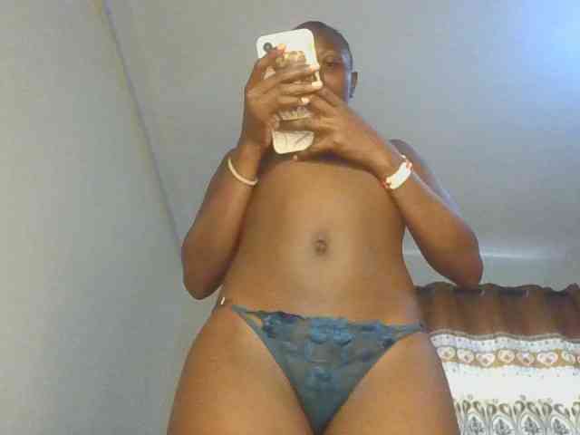 Naughtyqueen001 webcam