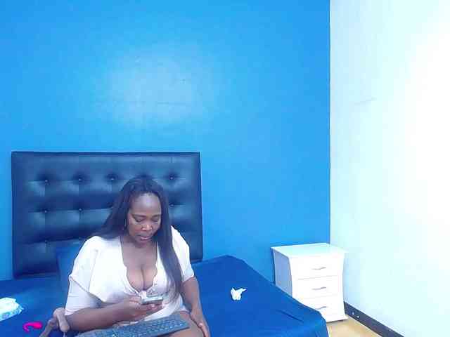 LustyEbonymilf webcam