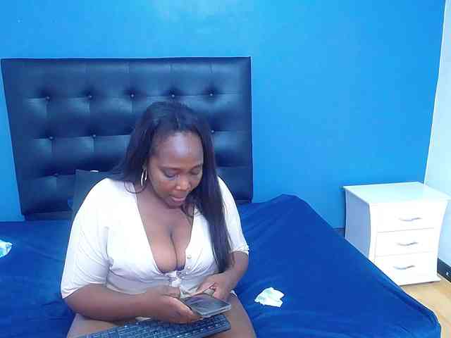 LustyEbonymilf webcam