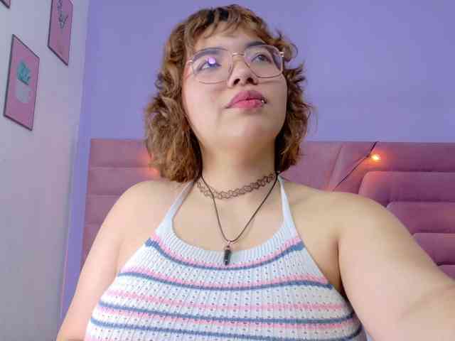 cutiecurvyForeign cutiecurvyForeign