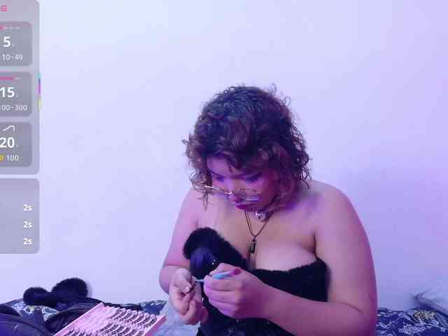 cutiecurvyForeign cutiecurvyForeign