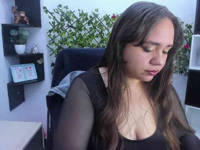 LucyOwen18 webcam