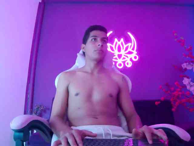 Noah-Greenhart Noah-Greenhart