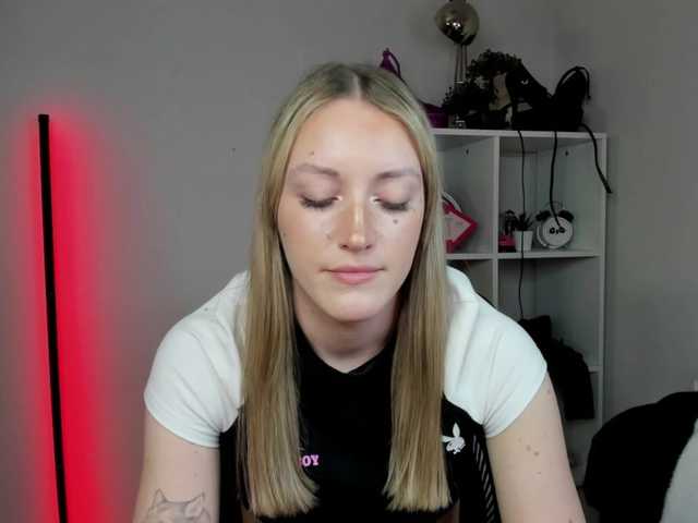 EvelynBlond26 webcam