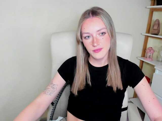 EvelynBlond26 webcam